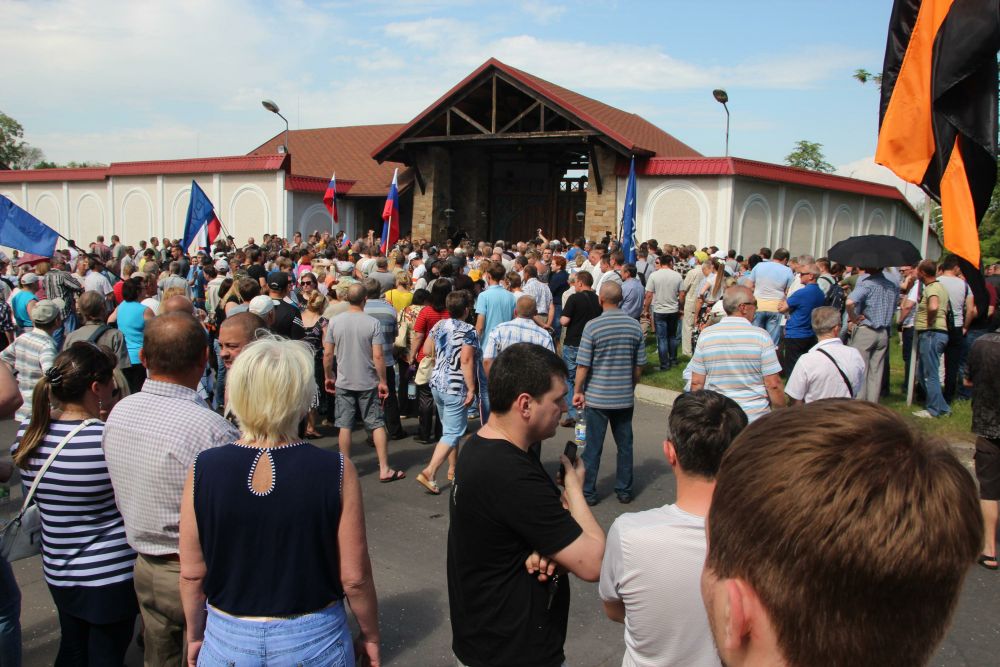 Возле дома бизнесмена собрались около 100 человек