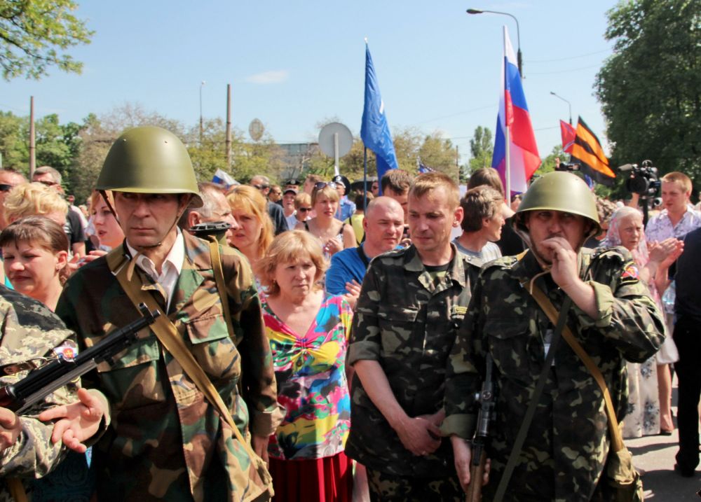 Вместе с боевиками на митинг пришли местные жители