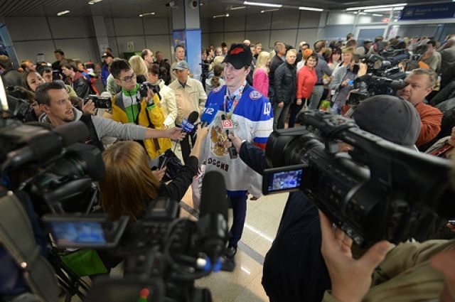 Сергея Калинина встречают в аэропорту.