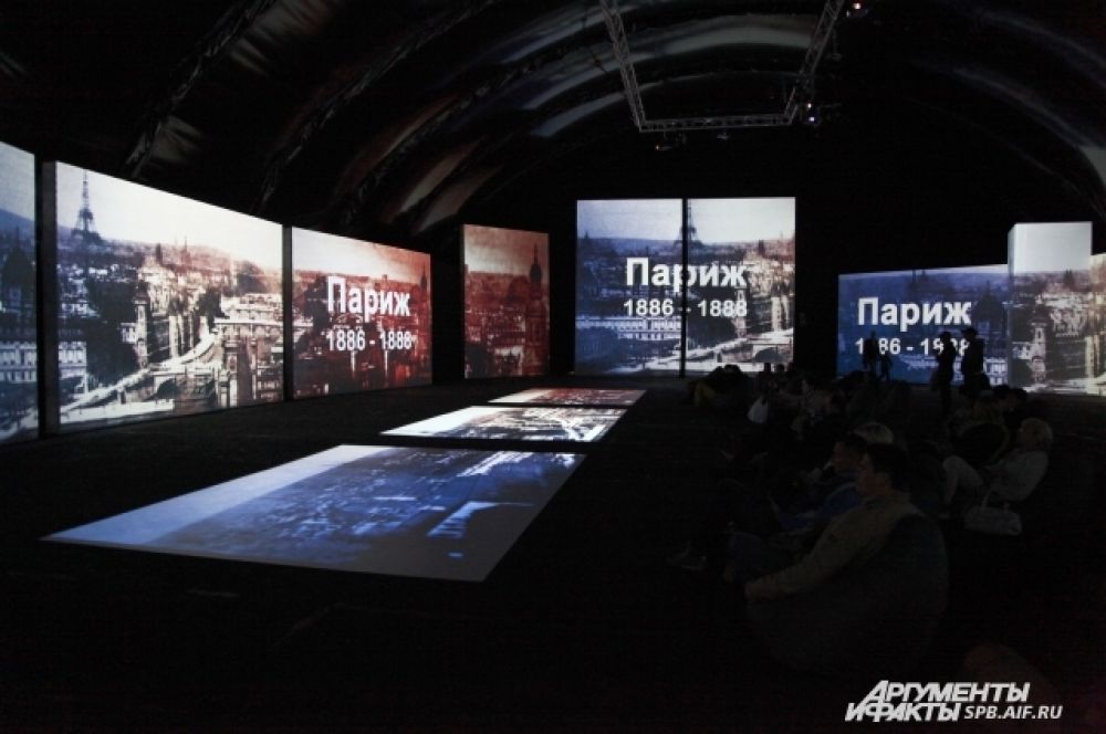 Для выставки на площади установили шатер.