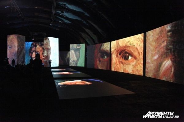 Творения Ван Гога проецируются на огромные экраны.