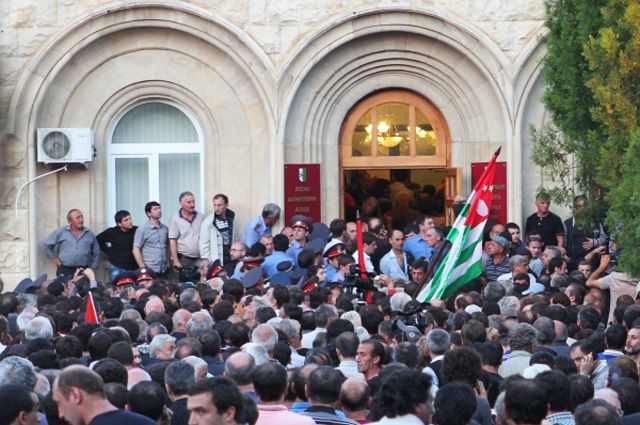 Сторонники оппозиции штурмуют здание администрации президента Абхазии Александра Анкваба в Сухуми.