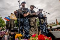 Активисты "ЛНР" на митинге