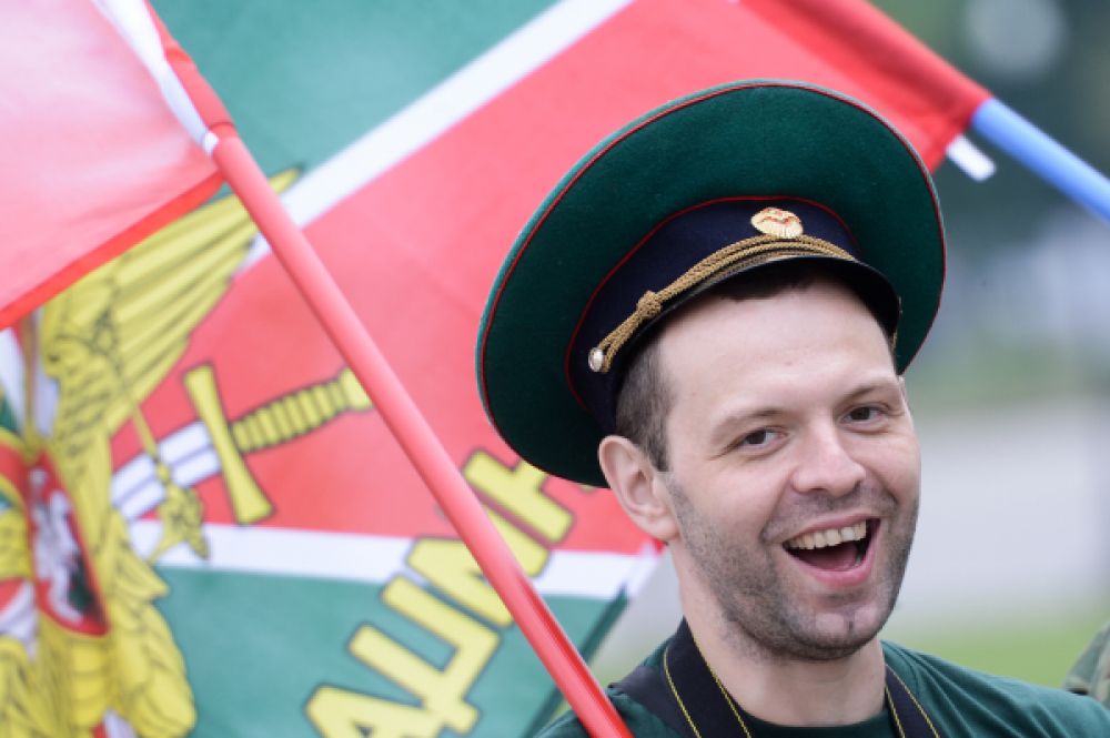 Москва на время окрасилась в цвета флага пограничных войск.