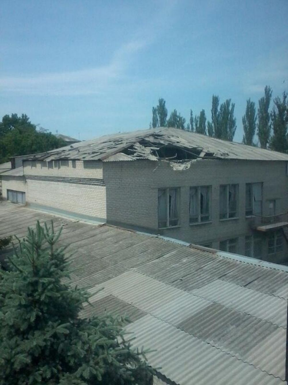 Снаряд попал в школу Славянска