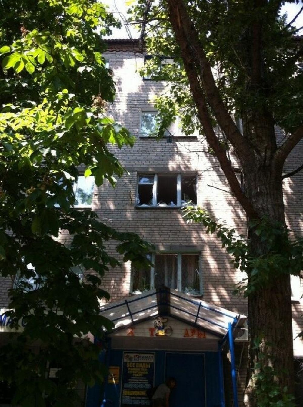 Снаряд попал в школу Славянска