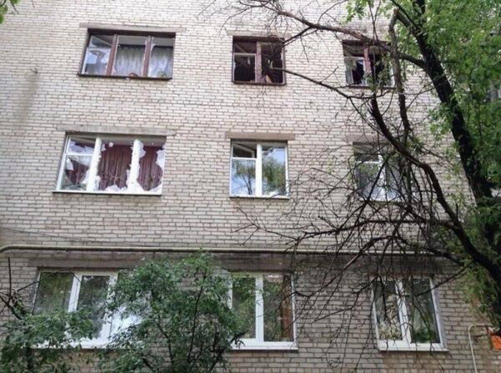Снаряд попал в школу Славянска