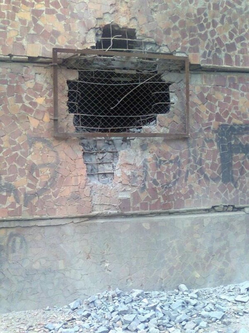 Снаряд попал в школу Славянска