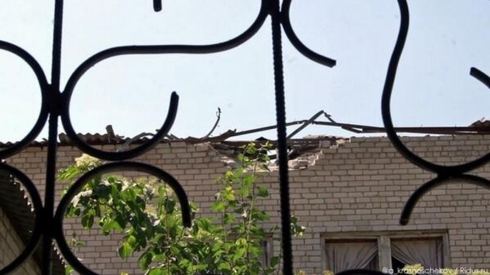 Снаряд попал в школу Славянска