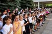 Дети поют национальный гимн на торжественной линейке