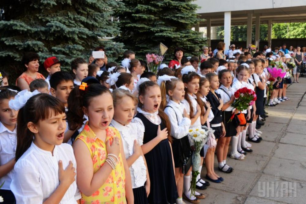 Дети поют национальный гимн на торжественной линейке