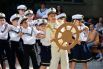 Юные «моряки» и «морячки» танцуют во главе с «капитаном»