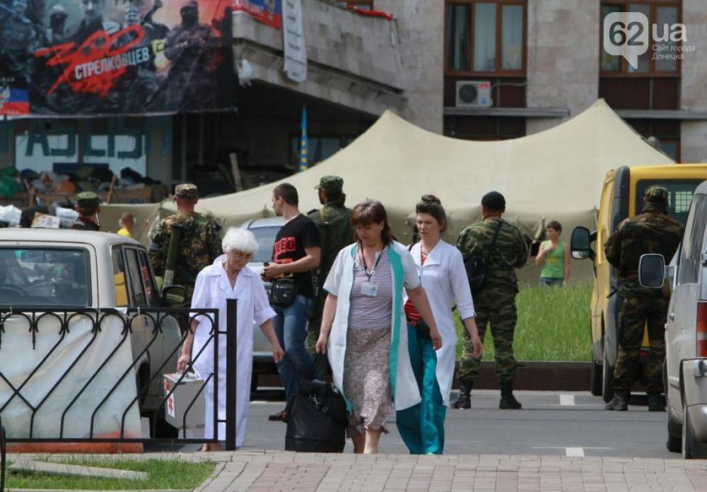 У здания облгосадминистрации были замечены медики