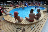 Посетители в новой зоне отдыха с двумя бассейнами пляжного комплекса «The БАSSЕЙН» в парке «Сокольники». 2012 год.