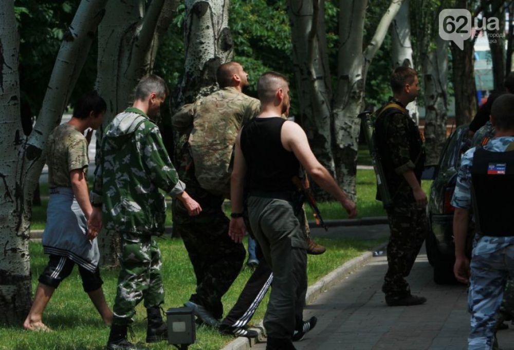Террористы выносят раненых единомышленников из здания ОГА