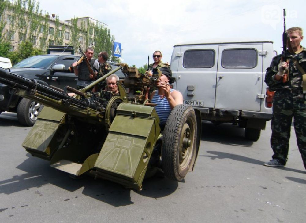 Военная техника сепаратистов у здания Донецкой облгосадминистрации