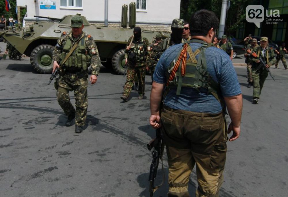 Бойцы батальона «Восток» подъехали к админзданию на БТРах
