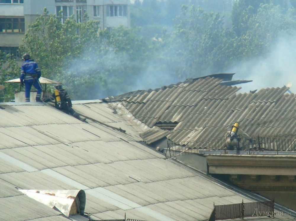 Пожарные тушат огонь на крыше института в Одессе