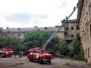 Пожарные тушат огонь в здании бывшего института сухопутных войск