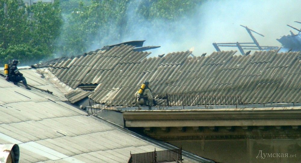 Ликвидация возгорания на крыше института сухопутных войск в Одессе