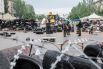 Территорию у здания ОГА очищают от баррикад