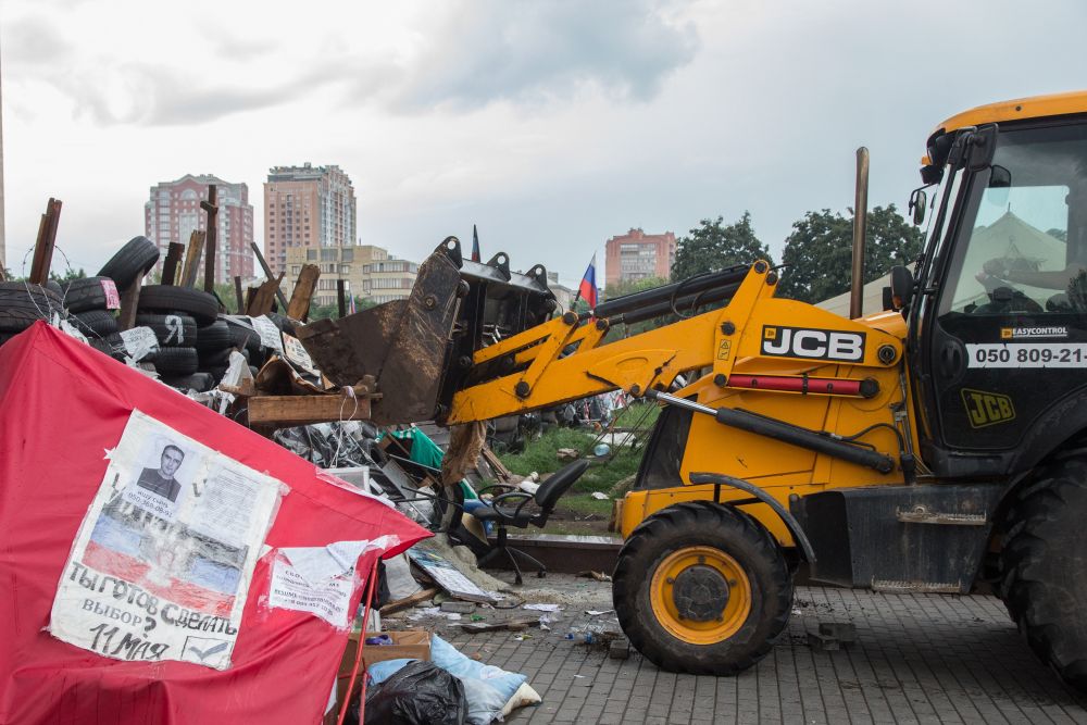Возле облгосадминистрации начали сносить ограждения