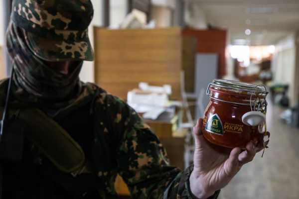В Донецкую ОГА завезли продукты, в числе которых – красная икра
