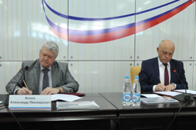 Виктор нАзаров и Александр Алексеев подписали договор о сотрудничестве.