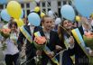 Ученики старших классов на празднике последнего звонка