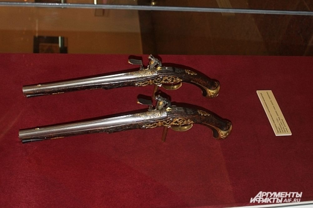 Пистолеты седельные, с моногорамой императора Петра I.
