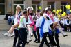 Выпускники танцуют вальс в одной из одесских школ