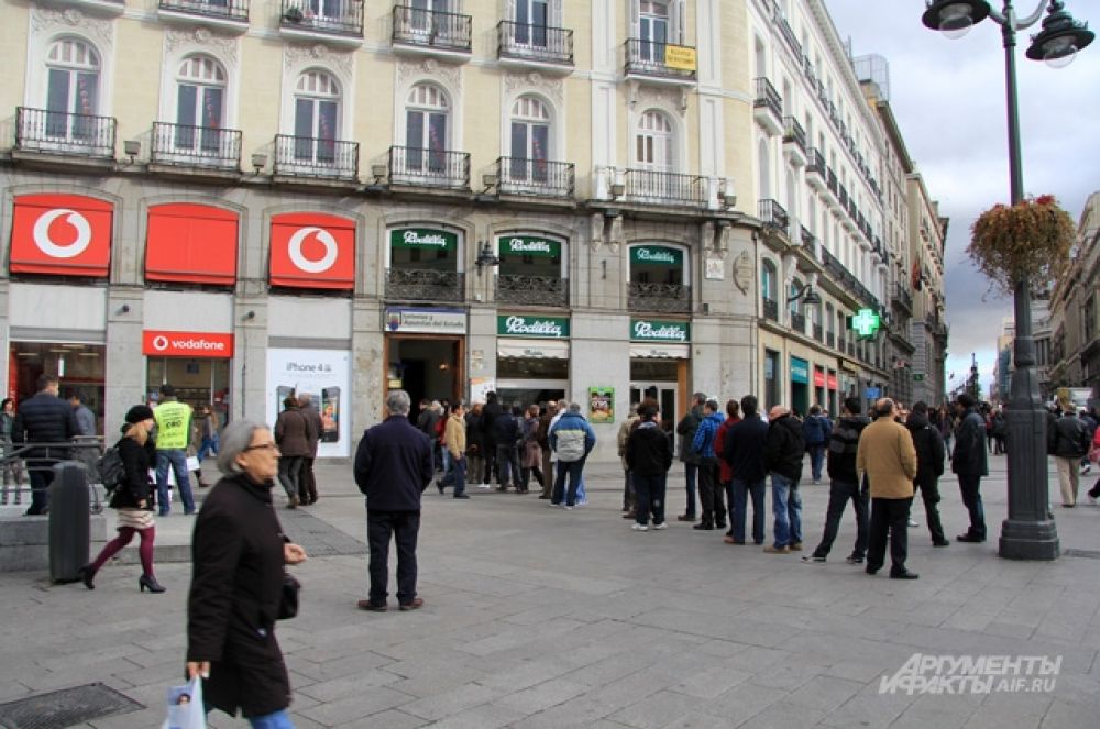 Очередь в киоск с лотерейными билетами на Plaza del Sol. Джек пот достигает нескольких миллионов евро. Как тут не помечтать!