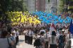 В Параде выпускников в Днепропетровске приняли участие сотни парней и девушек