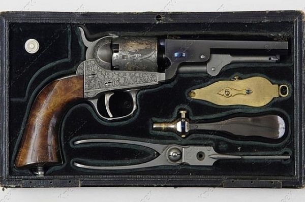 Роскошно декорированный травлением и золочением капсюльный револьвер системы Кольта создан в образцовой мастерской Тульского оружейного завода в 1856 году.