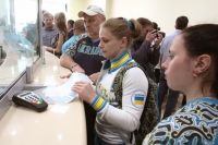 Спортсмены покупают военные облигации