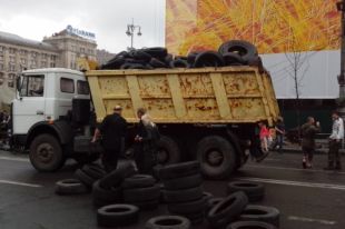Покрышки с Грушевского свозят на Майдан