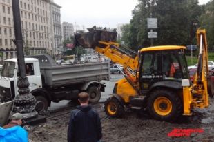 На Грушевского разбирают баррикады