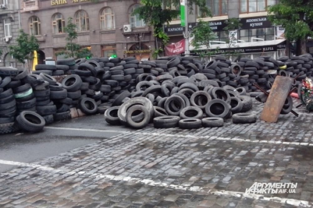 Множество покрышек загромождает дороги в центре столицы