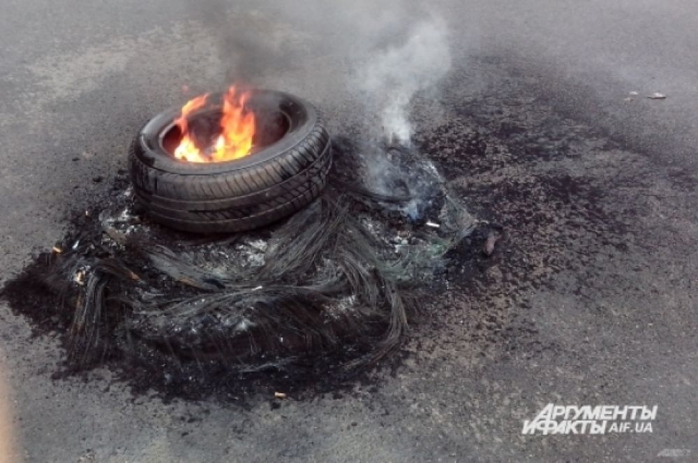 В знак протеста против сноса палаток на Майдане зажгли два костра