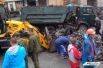 На Грушевского убирают символ революции – баррикаду, отделявшую активистов от силовиков