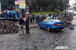 Идут переговоры по поводу того, убирать или оставить баррикады в центре Киева