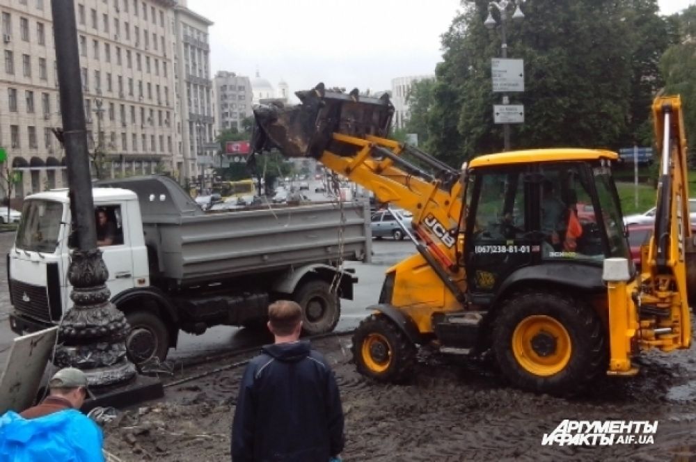 Баррикаду на улице Грушевского убрали после длительных переговоров