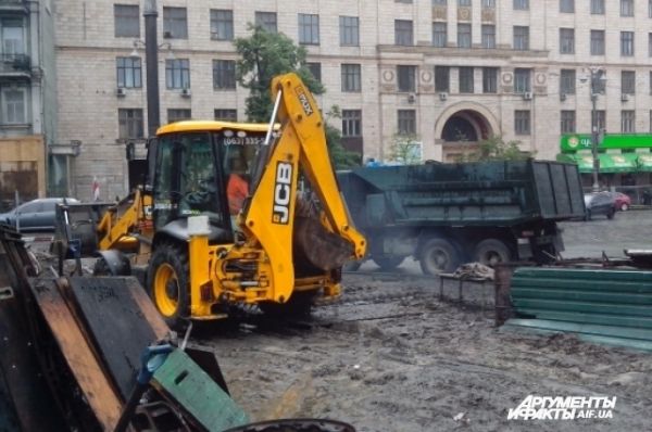 Для ликвидации ограждения активистов Евромайдана потребовалась специальная техника