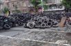 Множество покрышек загромождает дороги в центре столицы