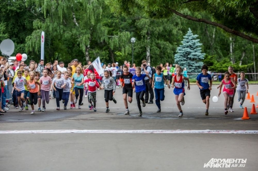 Это уже 4 благотворительный забег, организованный фондом «Даунсайд Ап». Проходит марафон в рамках большой благотворительной акции «Спорт во благо». Цель проекта - сбор средств на развивающие программы для подопечных фонда. И, конечно, привлечение внимания к проблемам детей с синдромом Дауна.