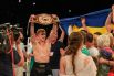 Боксер Спирко держит чемпионский пояс