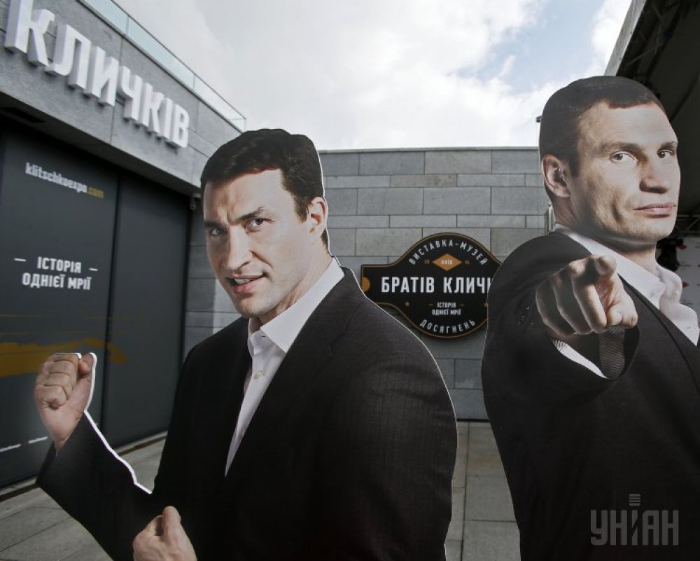 Картонные фигуры братьев Кличко у входа в музей