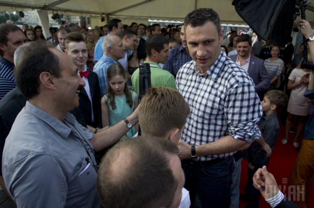 Виталий Кличко общается с поклонниками на выставке-музее