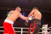 Боксер Усик пробивает в бок Сезару Давиду Кренсу
