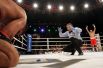 Рефери отсчитывает Кренсу нокдаун